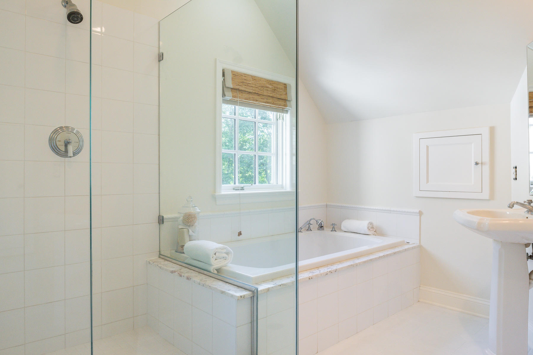 10 Meadowbrook Road Darien, CT 06820 - Photo 16 of 42 a bathroom with a bathtub and a sink