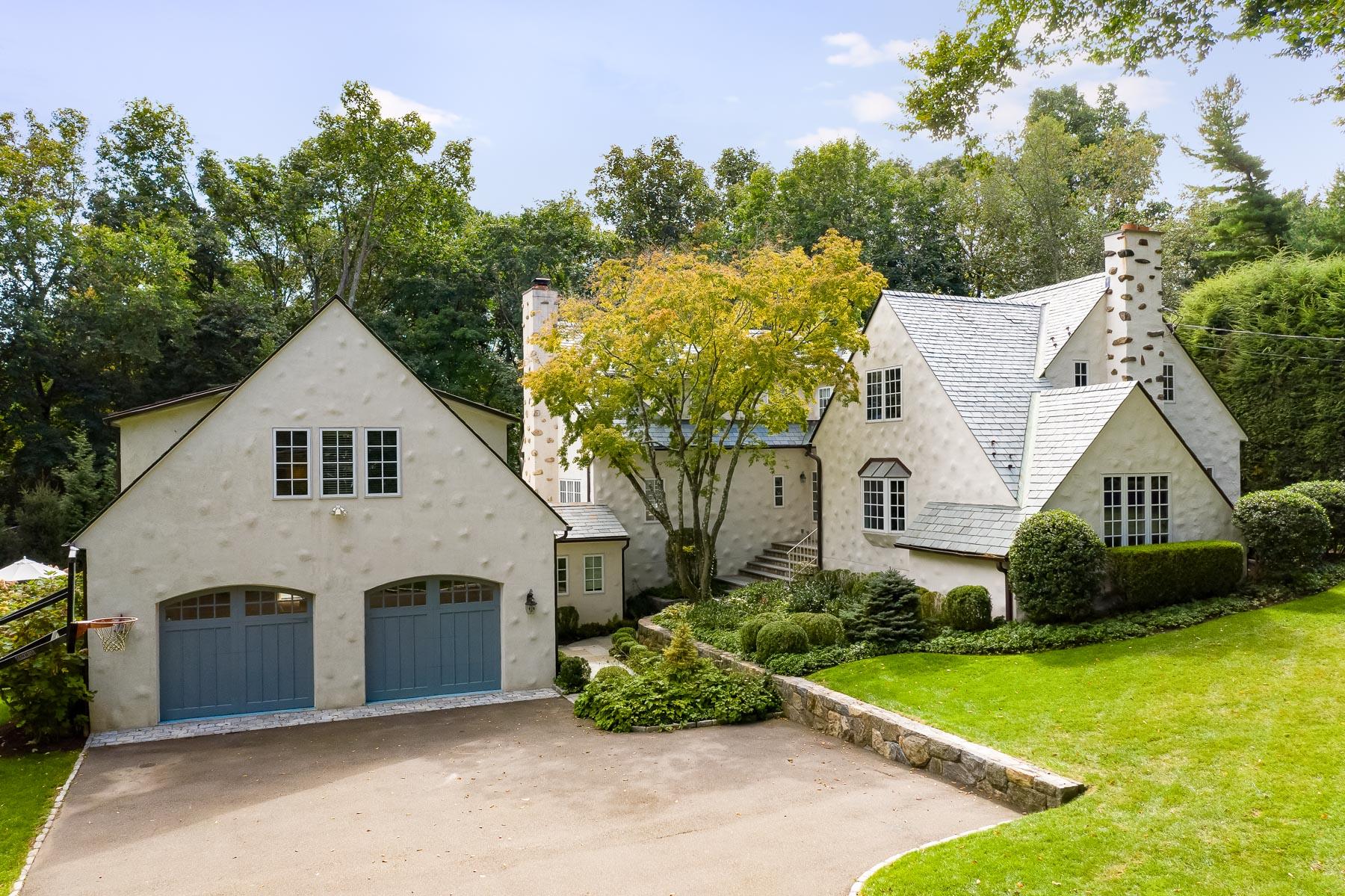 10 Meadowbrook Road Darien, CT 06820 - Photo 3 of 42 a view of a house with garden