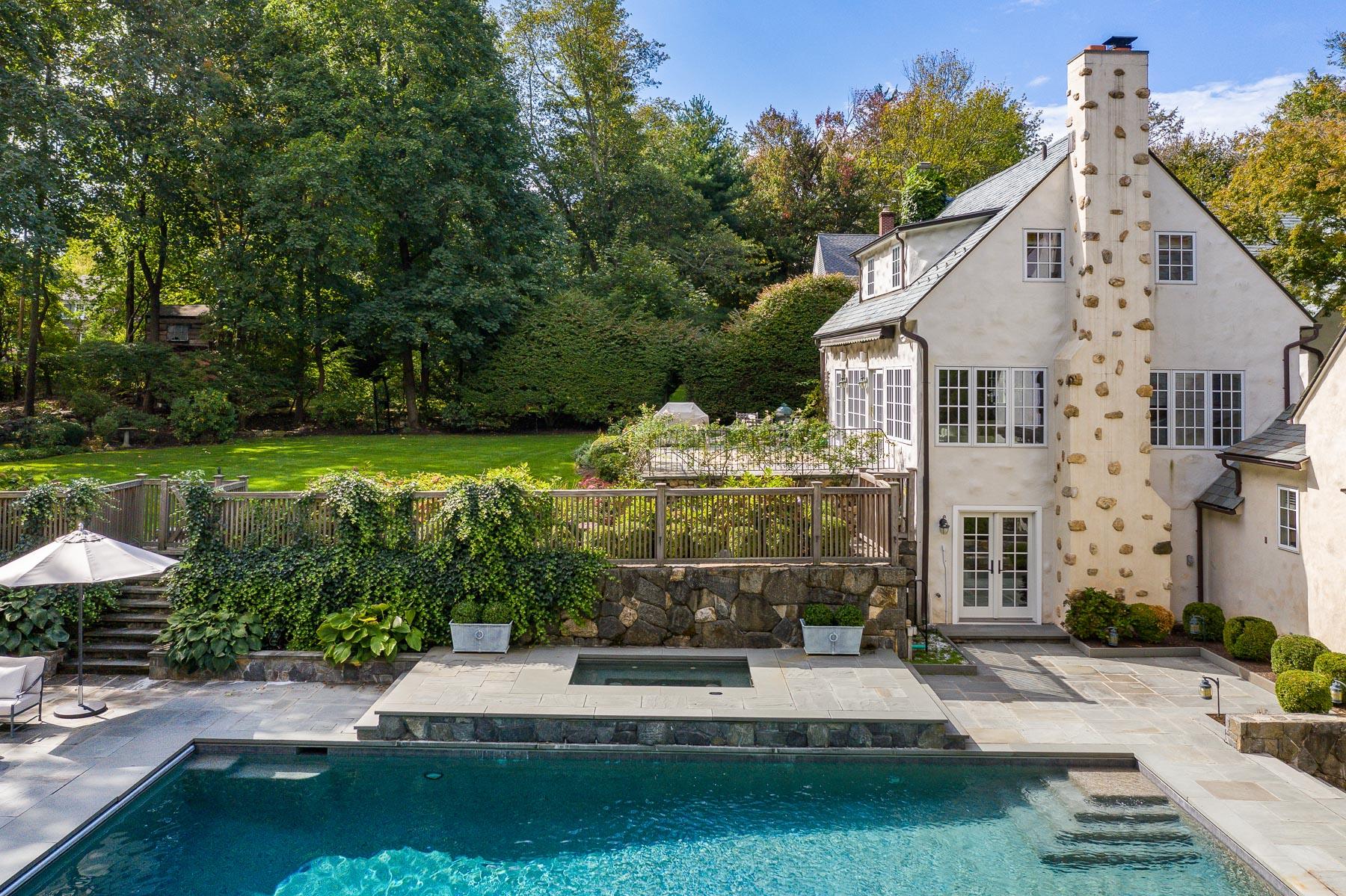 10 Meadowbrook Road Darien, CT 06820 - Photo 4 of 42 a view of a house with a yard