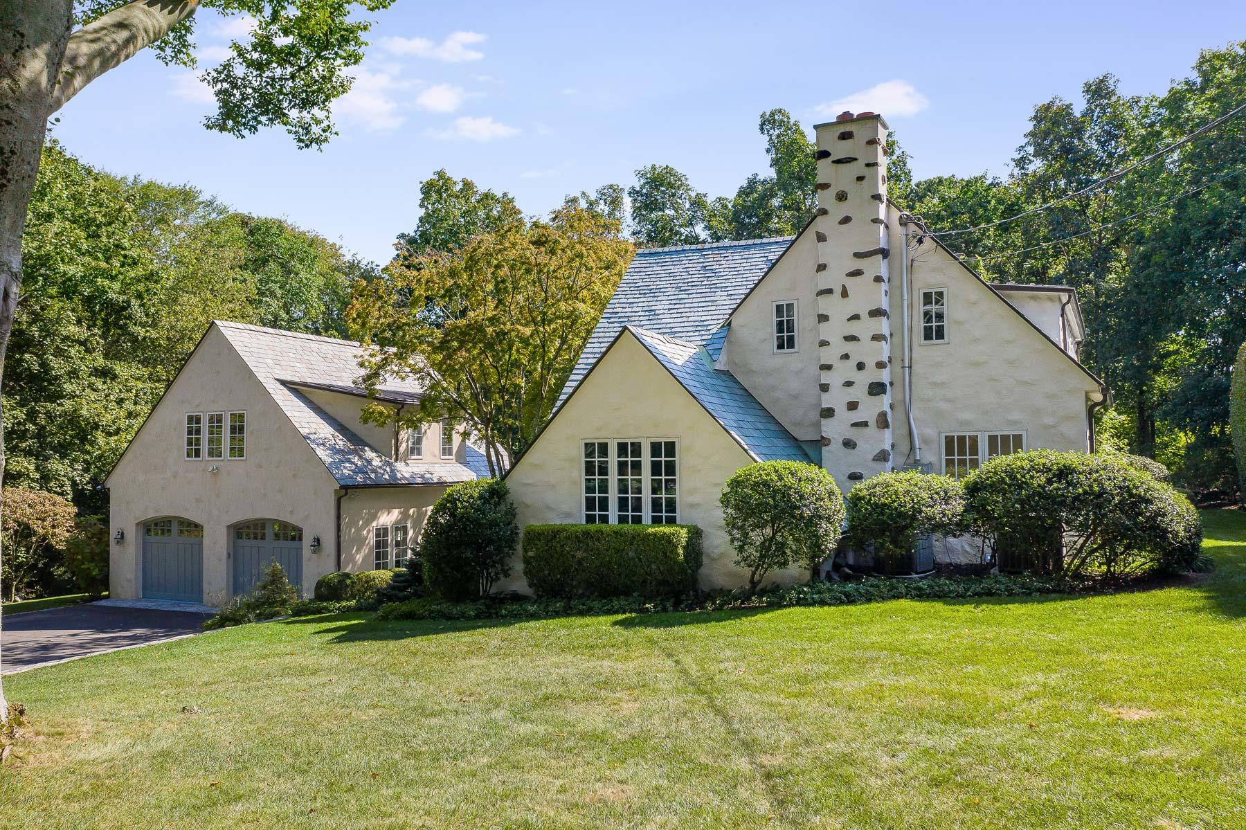 10 Meadowbrook Road Darien, CT 06820 - Photo 36 of 42 a front view of a house with garden
