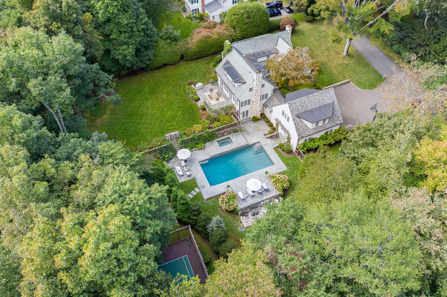 10 Meadowbrook Road Darien, CT 06820 - Photo 38 of 42 an aerial view of a house with a yard