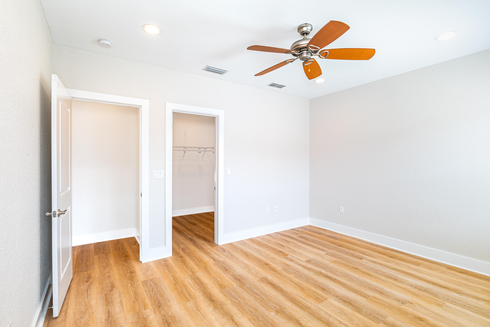 995 Airport Road, Unit 54 Destin, FL 32541 - Photo 23 of 31 a view of empty room with wooden floor and ceiling fan