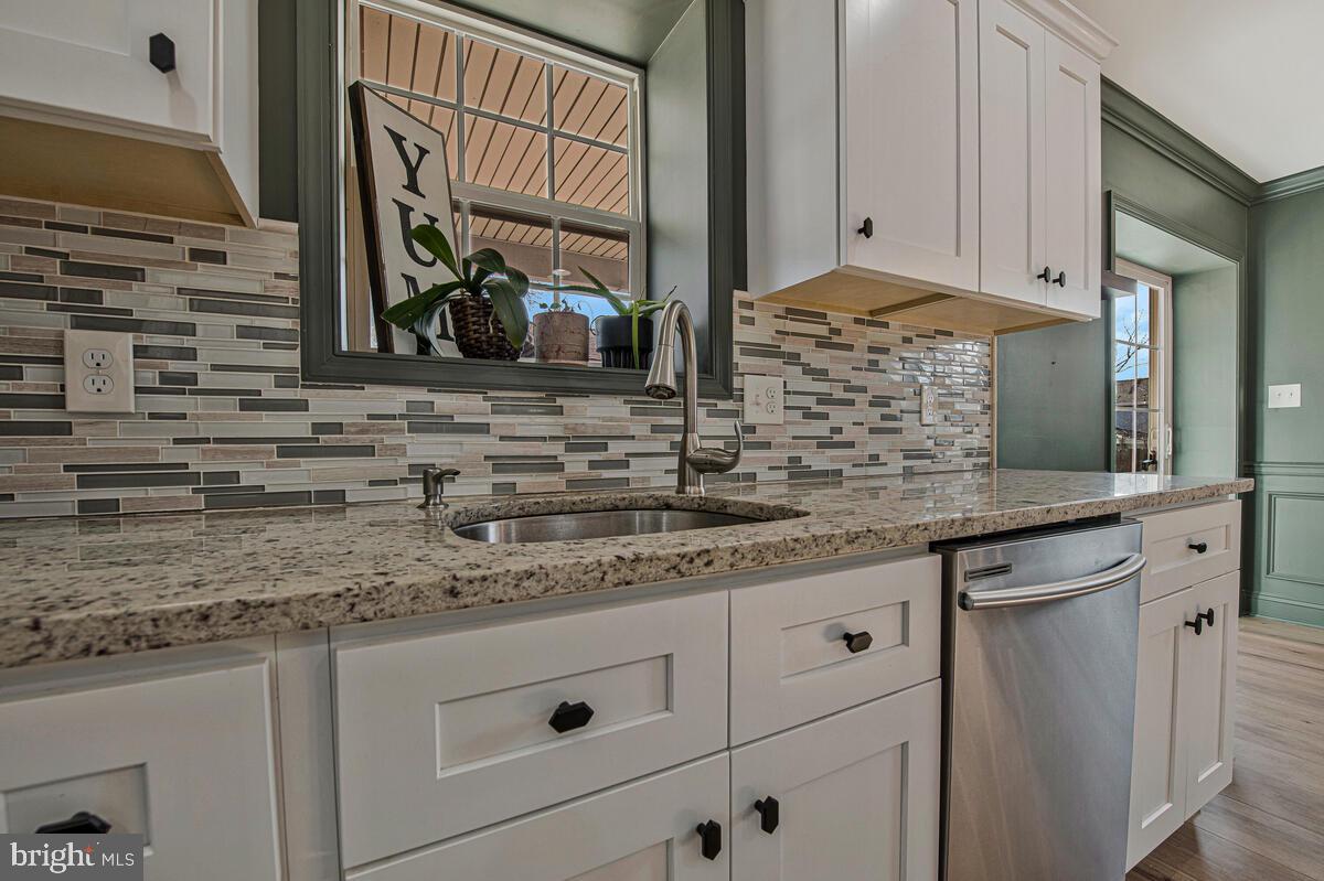 941 8th Street Pasadena, MD 21122 - Photo 13 of 41 a kitchen with granite countertop a sink and a stove