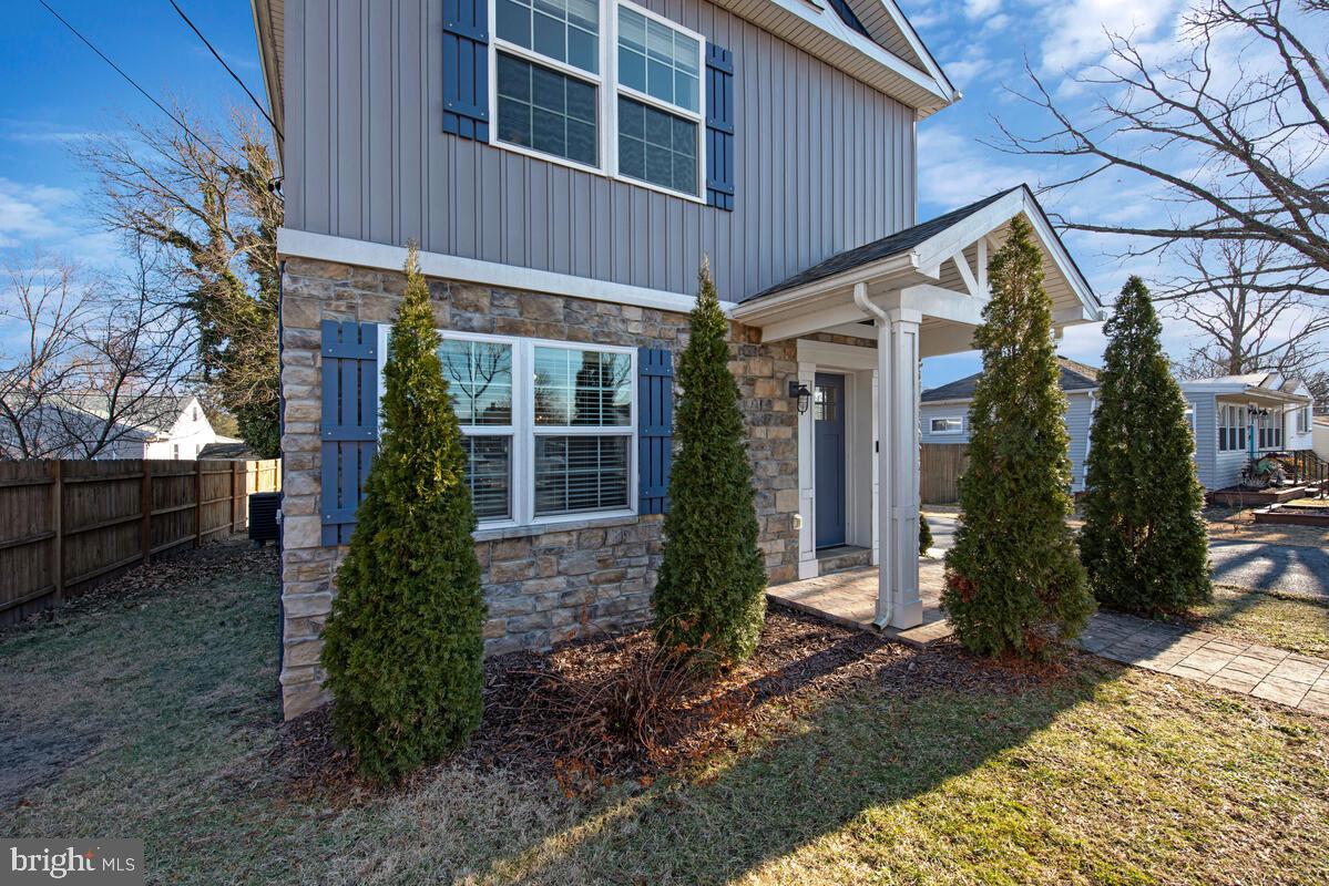 941 8th Street Pasadena, MD 21122 - Photo 36 of 41 a front view of a house with garden