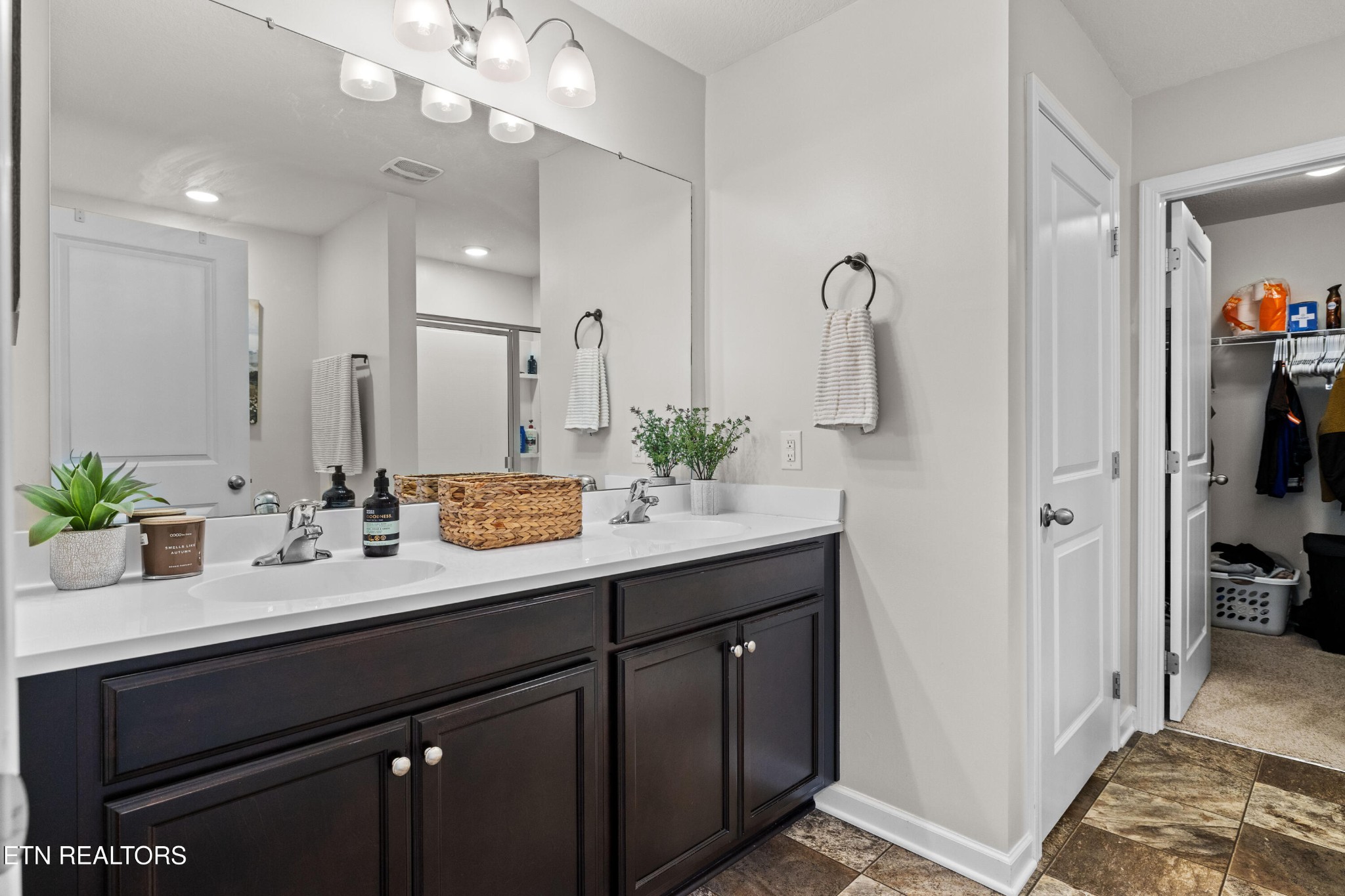 6150 Pembridge Road Knoxville, TN 37912 - Photo 26 of 34 a bathroom with a sink and a mirror