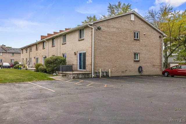 $179,900 | 179 Old Lyme Drive, Unit 7, Amherst, NY 14221