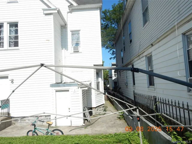 a view of a house with backyard and porch