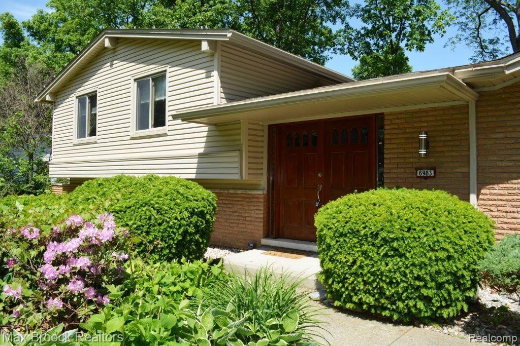 6983 North Springridge Road West Bloomfield, MI 48322 - Photo 2 of 26