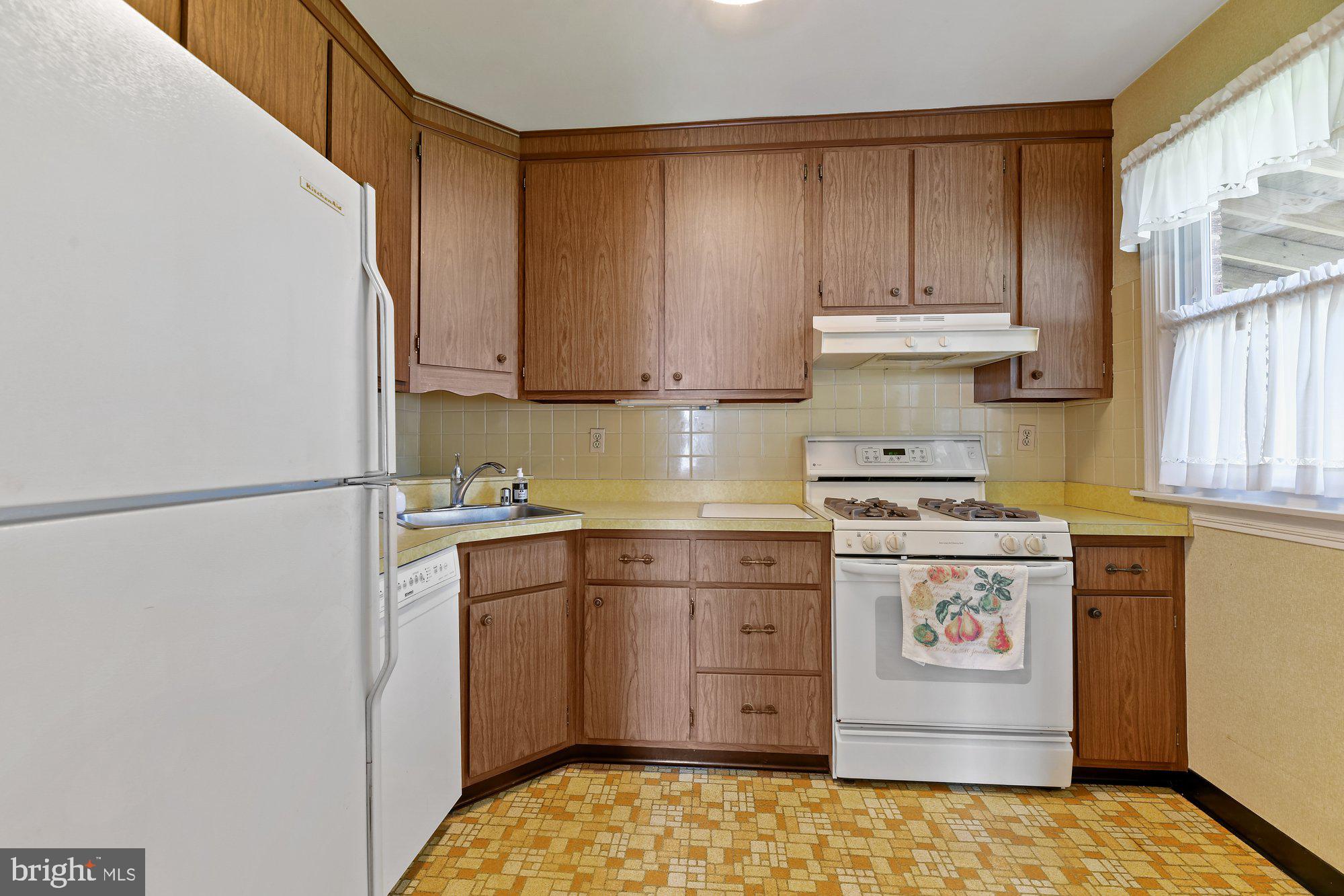 2812 5th Avenue Baltimore, MD 21234 - Photo 23 of 39 Porch right off the Kitchen!