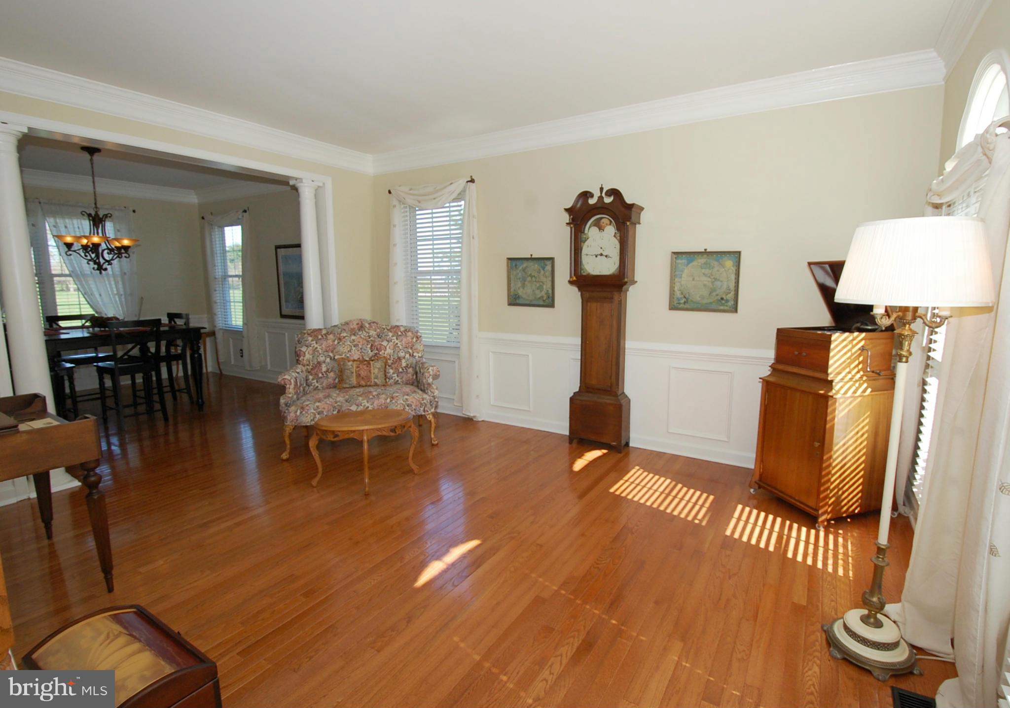 9609 Watkins Road Gaithersburg, MD 20882 - Photo 6 of 30 Living Room