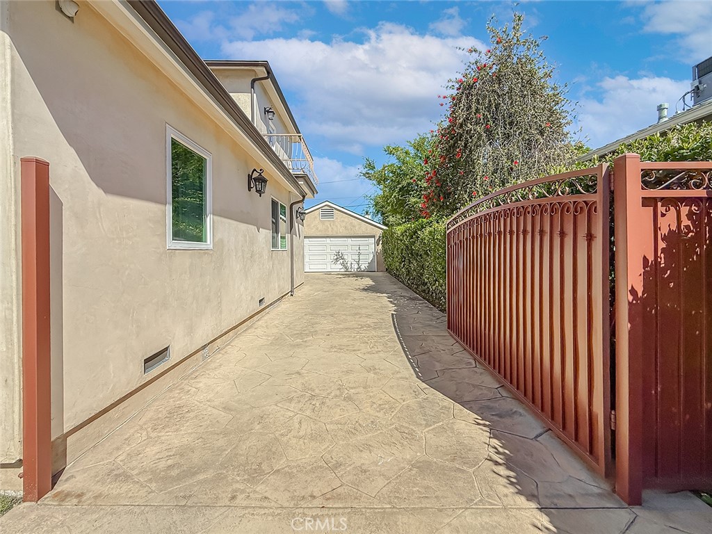 5960 Balcom Avenue Encino, CA 91316 - Photo 54 of 58 a view of a pathway of a house with wooden fence