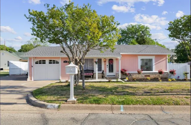 $395,000 | 114 West Doyle Street, Granbury, TX 76048