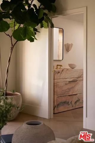 $5,995,000 | 1364 Londonderry Place, Los Angeles, CA 90069