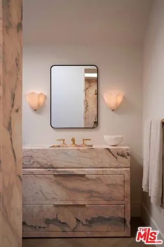 $5,995,000 | 1364 Londonderry Place, Los Angeles, CA 90069