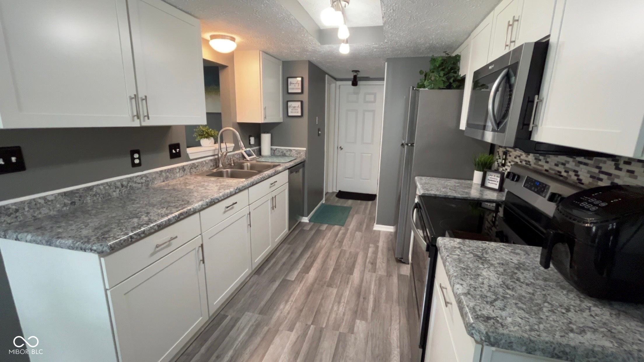 7508 Farm View Circle West Indianapolis, IN 46256 - Photo 8 of 19