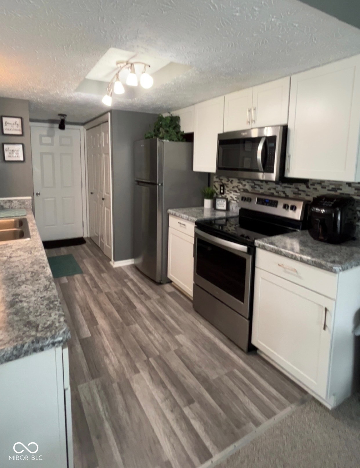 7508 Farm View Circle West Indianapolis, IN 46256 - Photo 9 of 19