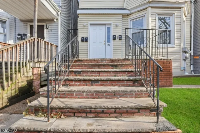 a view of entryway with a front door