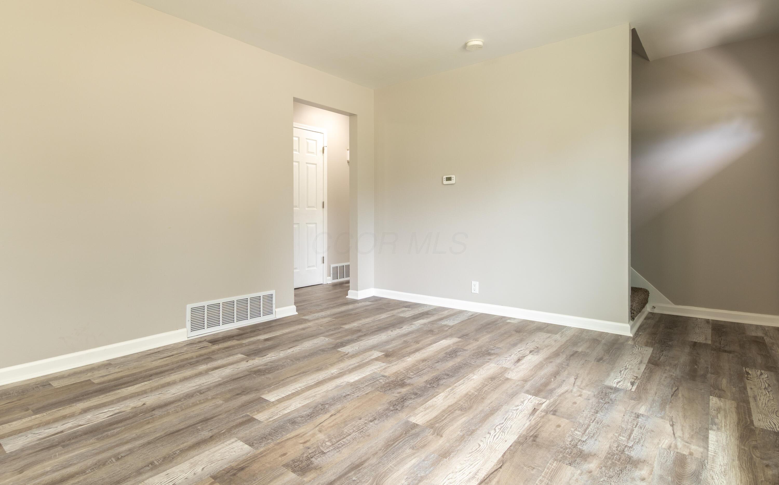 819 Spring Street Lancaster, OH 43130 - Photo 6 of 37 living room