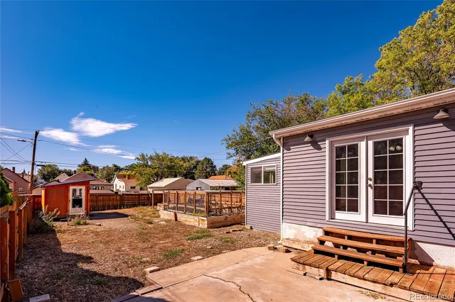 a picture of a room with a floor plan