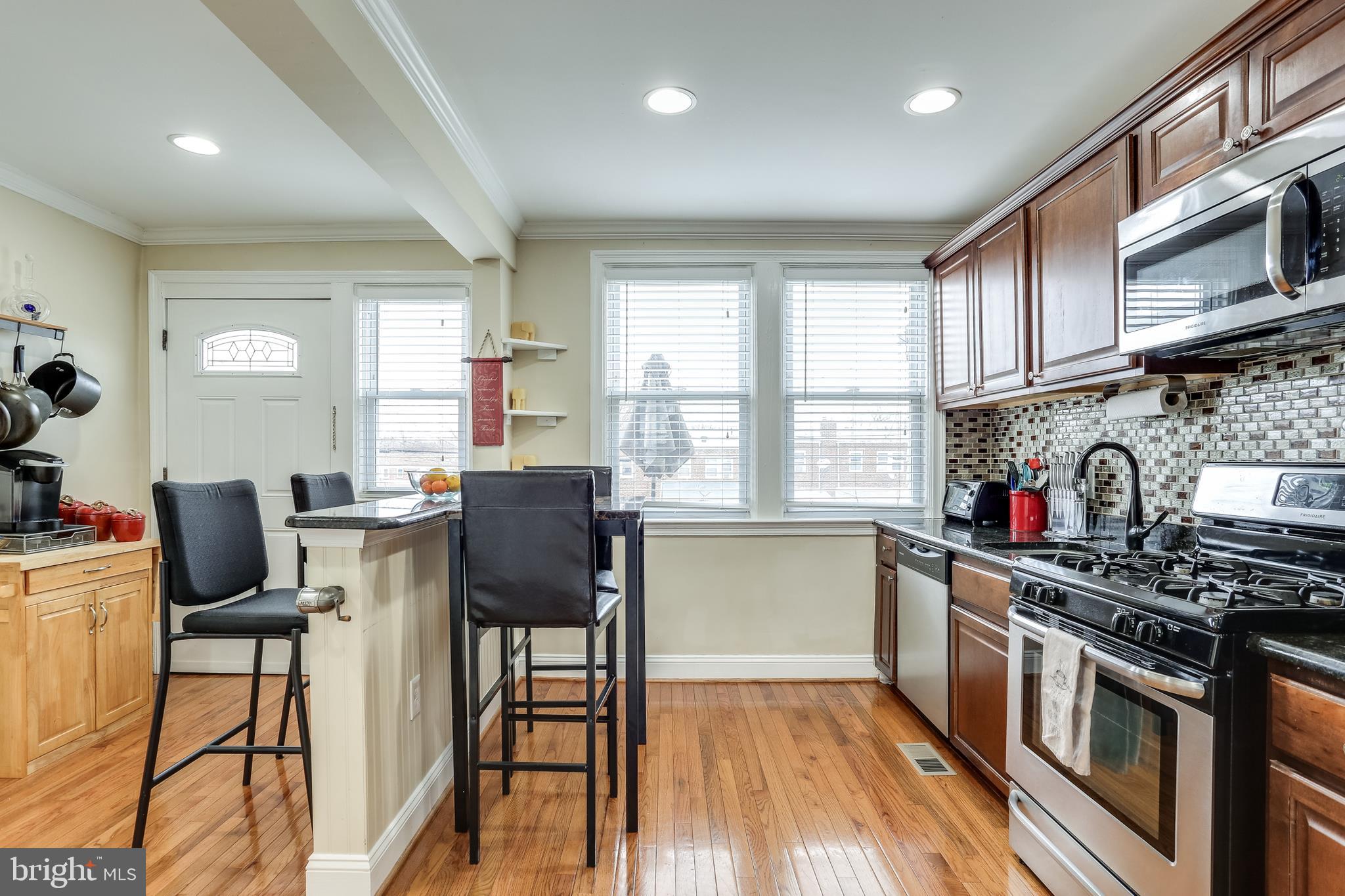 150 West Edgevale Road Baltimore, MD 21225 - Photo 4 of 24 Maple cabinets, granite, SS appliances