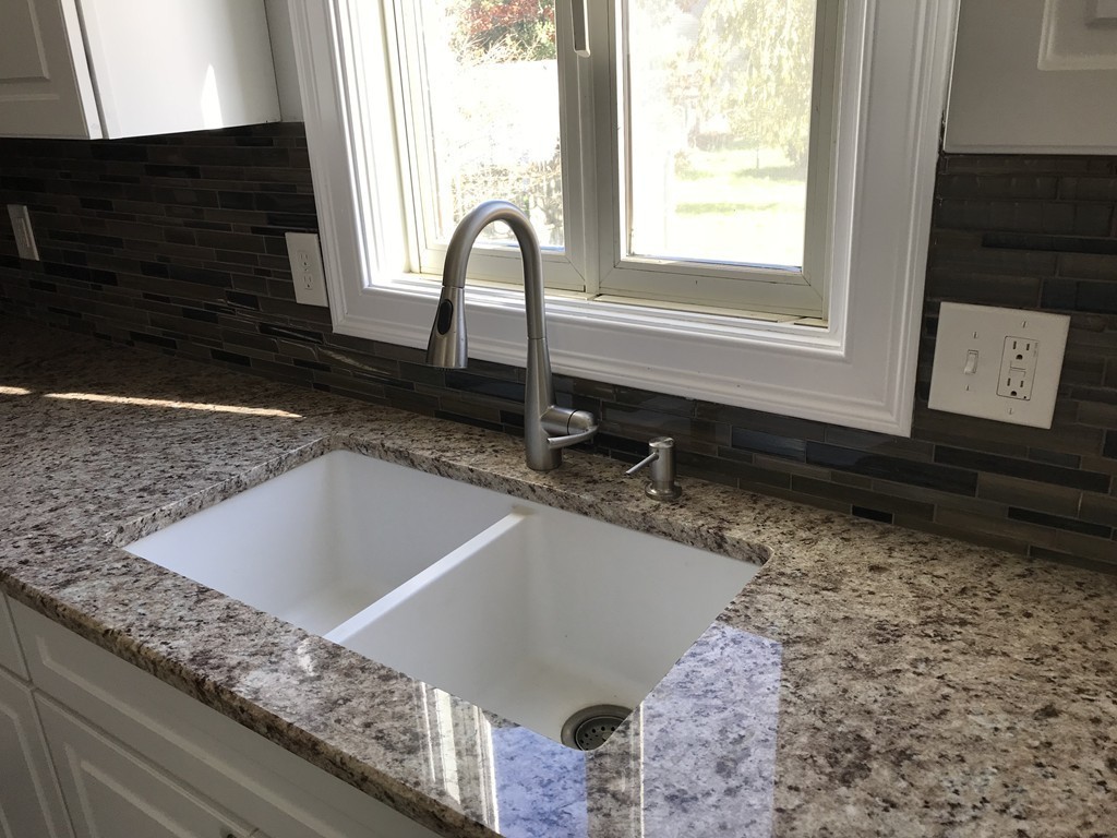 14 Colonial Road Webster, MA 01570 - Photo 4 of 30