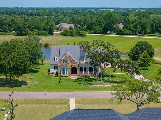 a view of a yard in front of a house