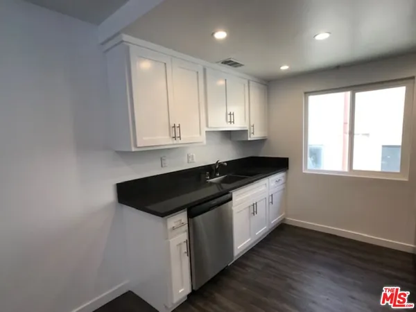 $2,400 | 601 North Normandie Avenue, Unit 5, Los Angeles, CA 90004