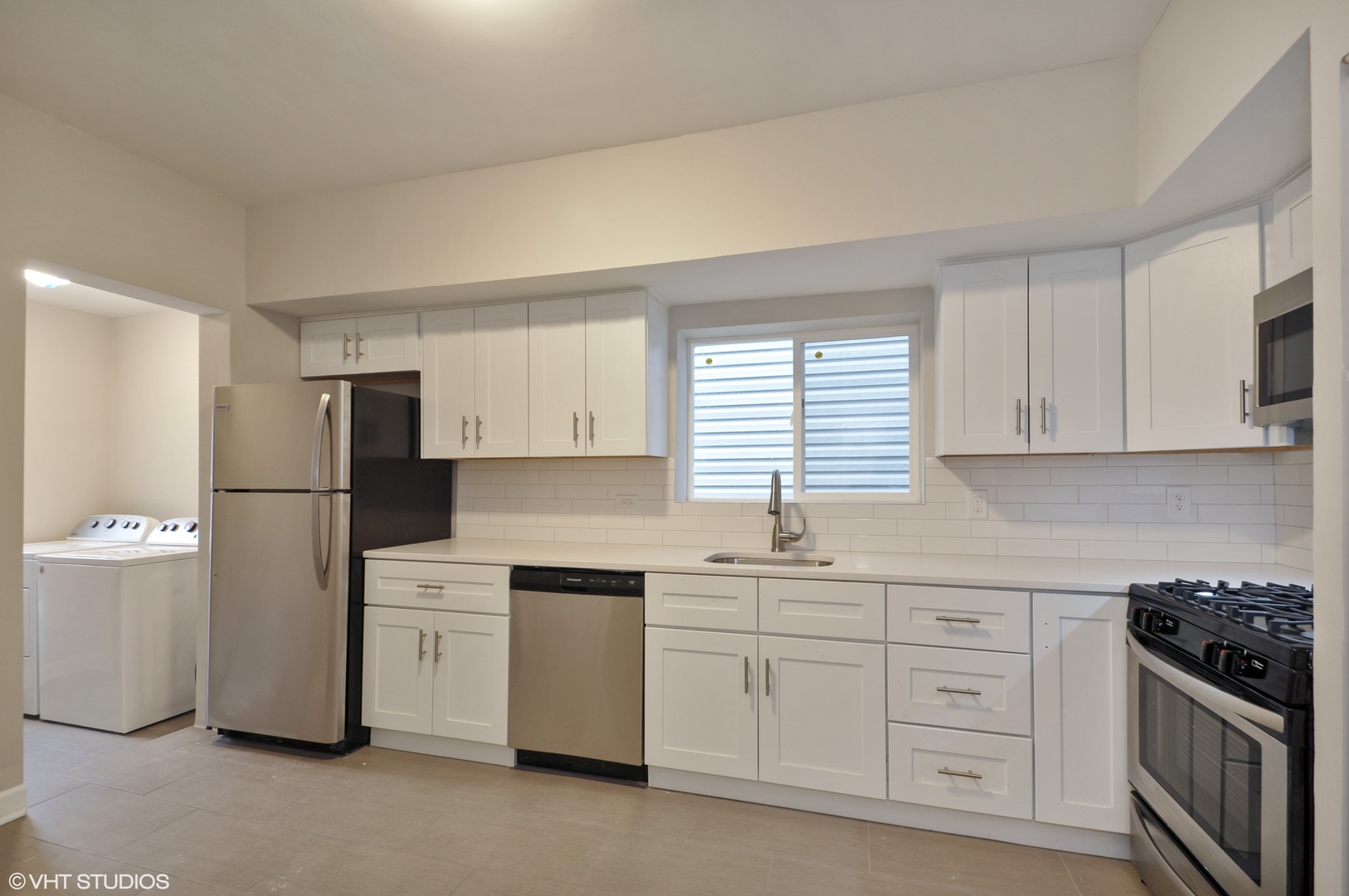2909 North Ridgeway Avenue Chicago, IL 60618 - Photo 3 of 46