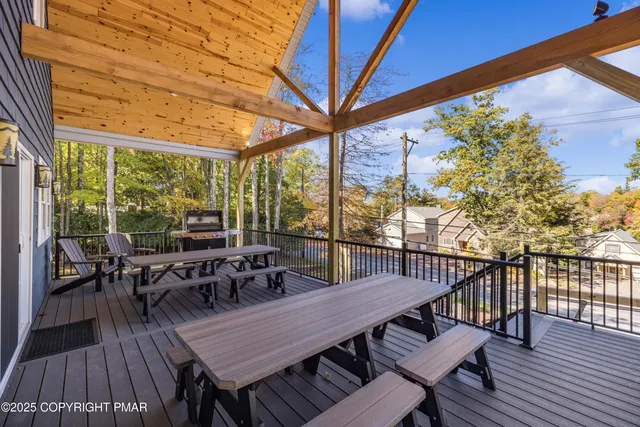 $1,999,900 | 24 Lakeview Drive, Lake Harmony, PA 18624