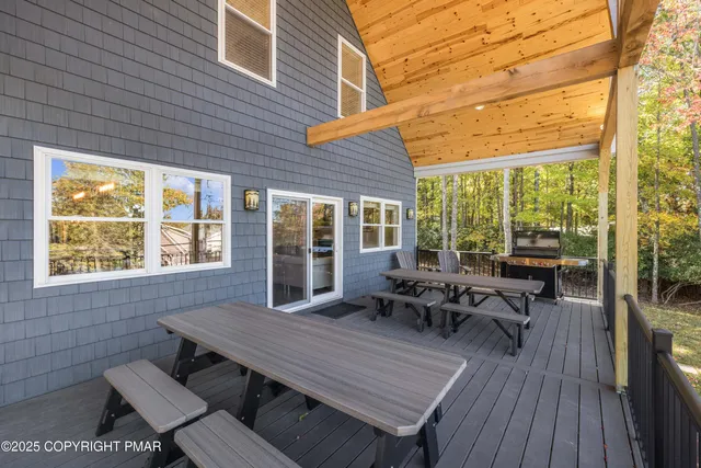 $1,999,900 | 24 Lakeview Drive, Lake Harmony, PA 18624