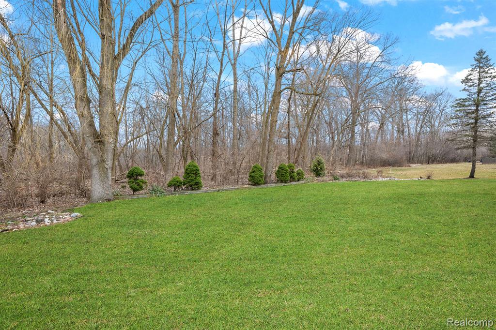1384 Lakeview Drive Rochester Hills, MI 48306 - Photo 15 of 65