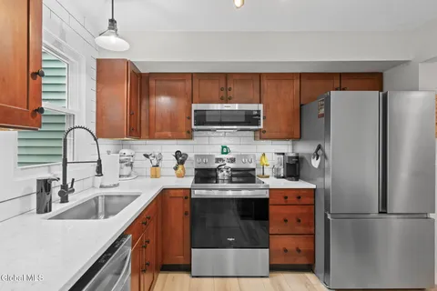 $359,900 | 9 Old Mill Lane, Queensbury, NY 12804