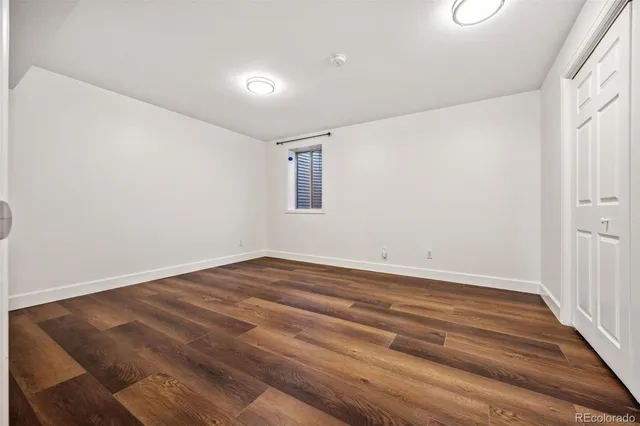 a view of a dinning table and chairs in the patio
