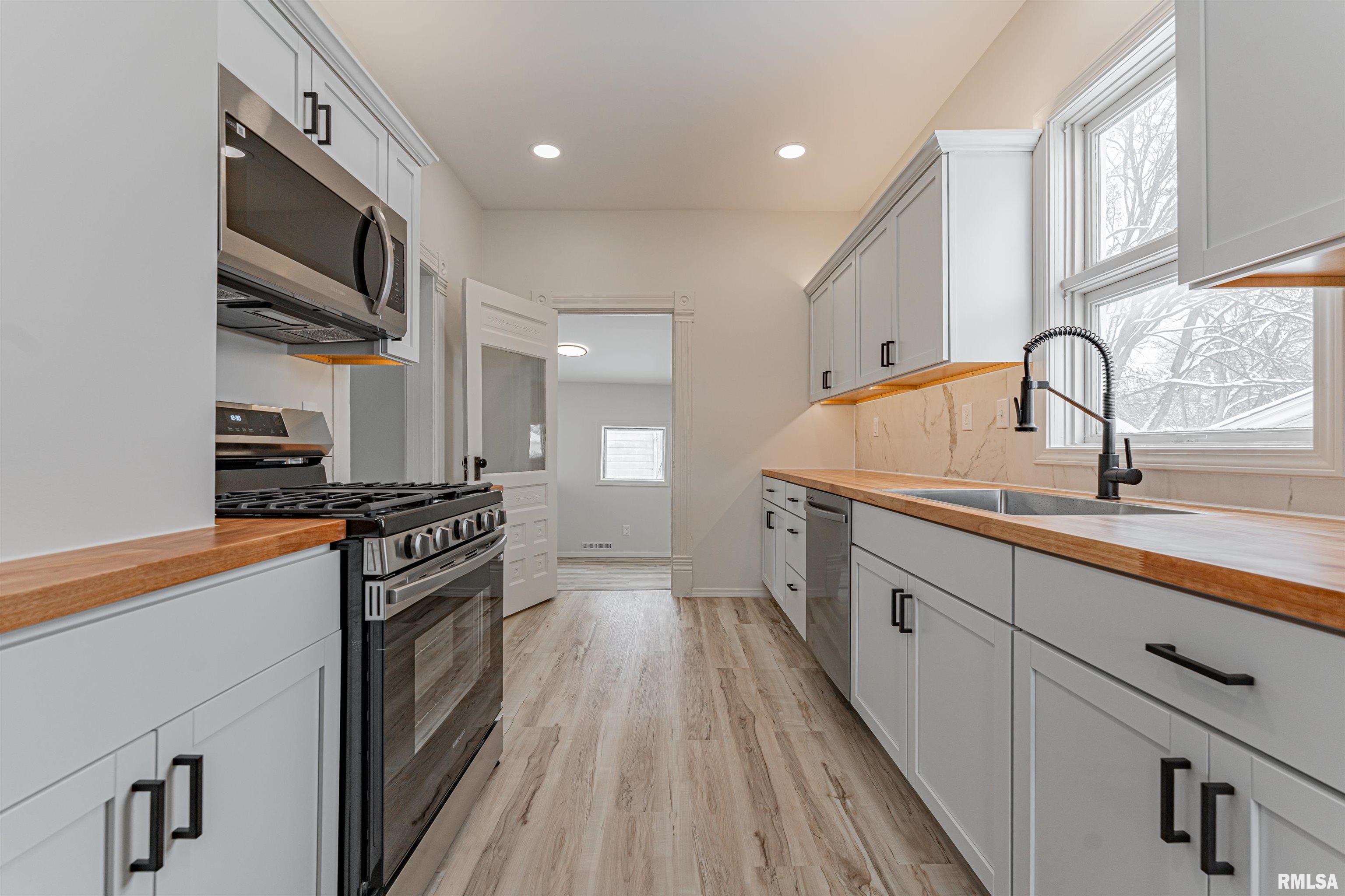 1102 3rd Street Lincoln, IL 62656 - Photo 11 of 35