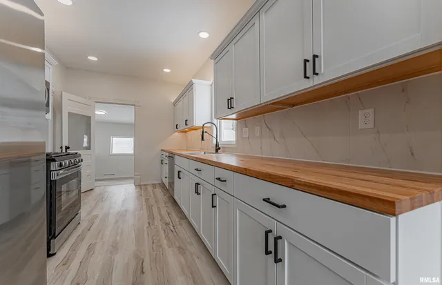 $195,000 | 1102 3rd Street, Lincoln, IL 62656