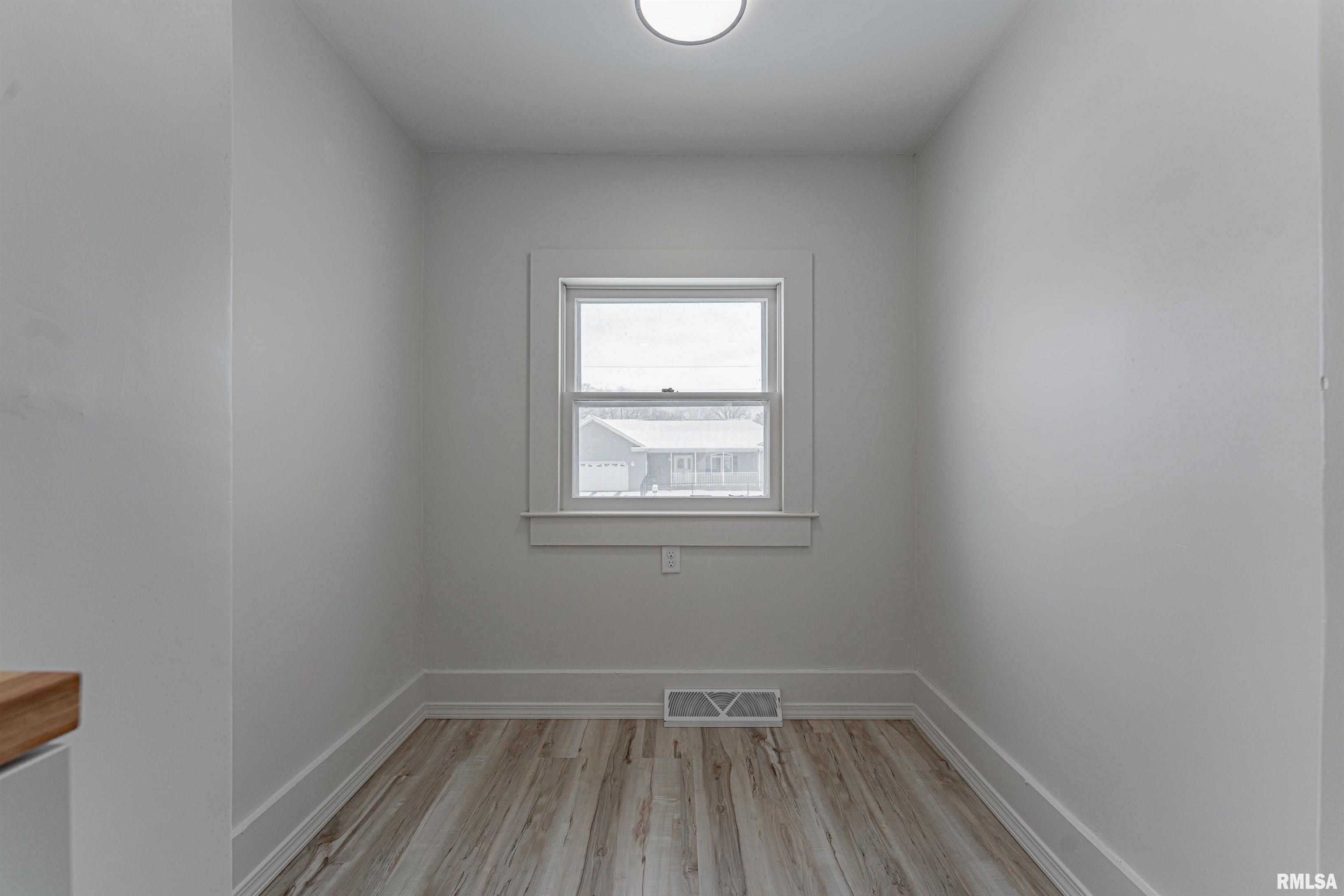 1102 3rd Street Lincoln, IL 62656 - Photo 13 of 35