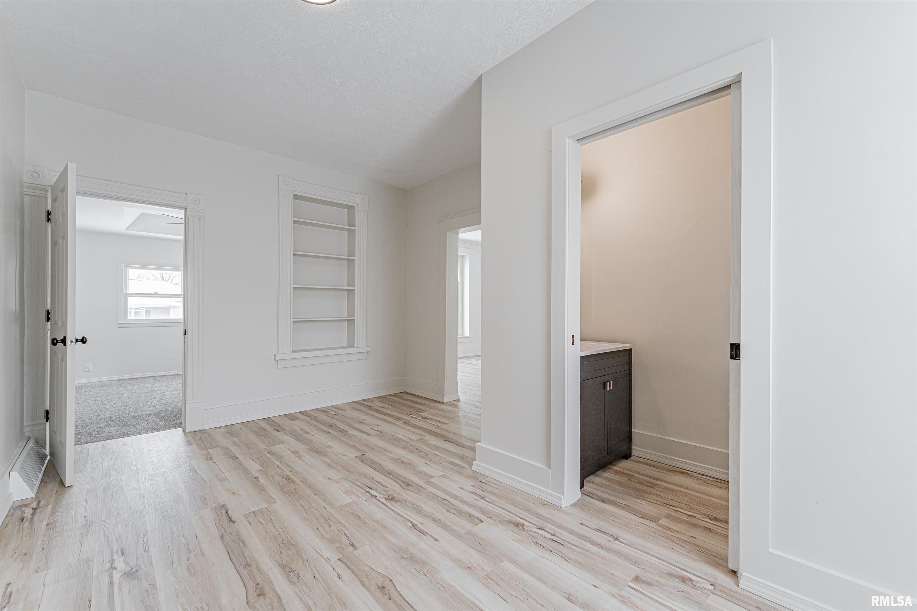 1102 3rd Street Lincoln, IL 62656 - Photo 7 of 35