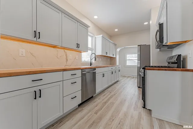 $195,000 | 1102 3rd Street, Lincoln, IL 62656