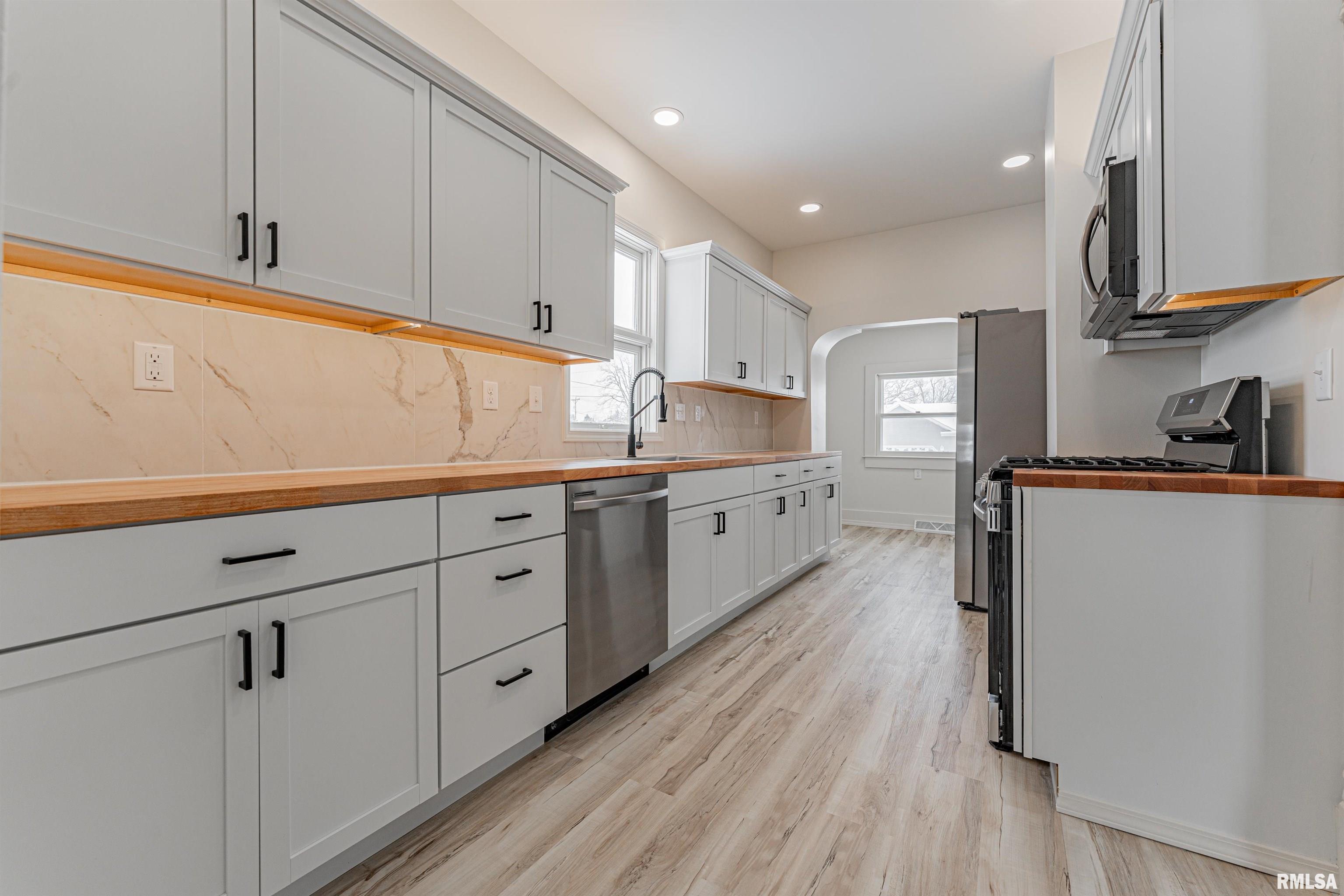 1102 3rd Street Lincoln, IL 62656 - Photo 9 of 35