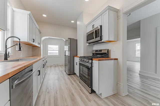 $195,000 | 1102 3rd Street, Lincoln, IL 62656