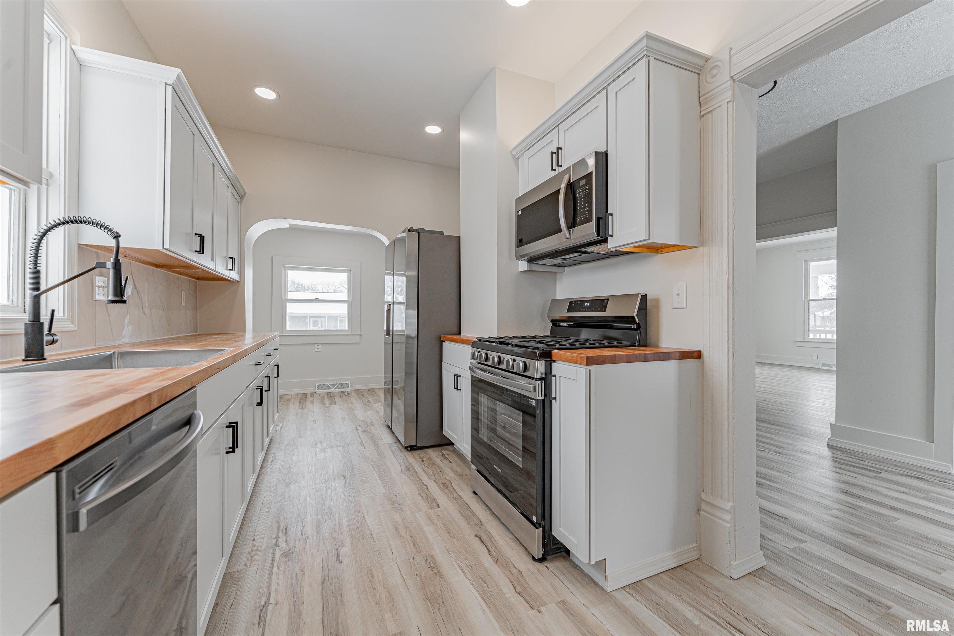 1102 3rd Street Lincoln, IL 62656 - Photo 10 of 35