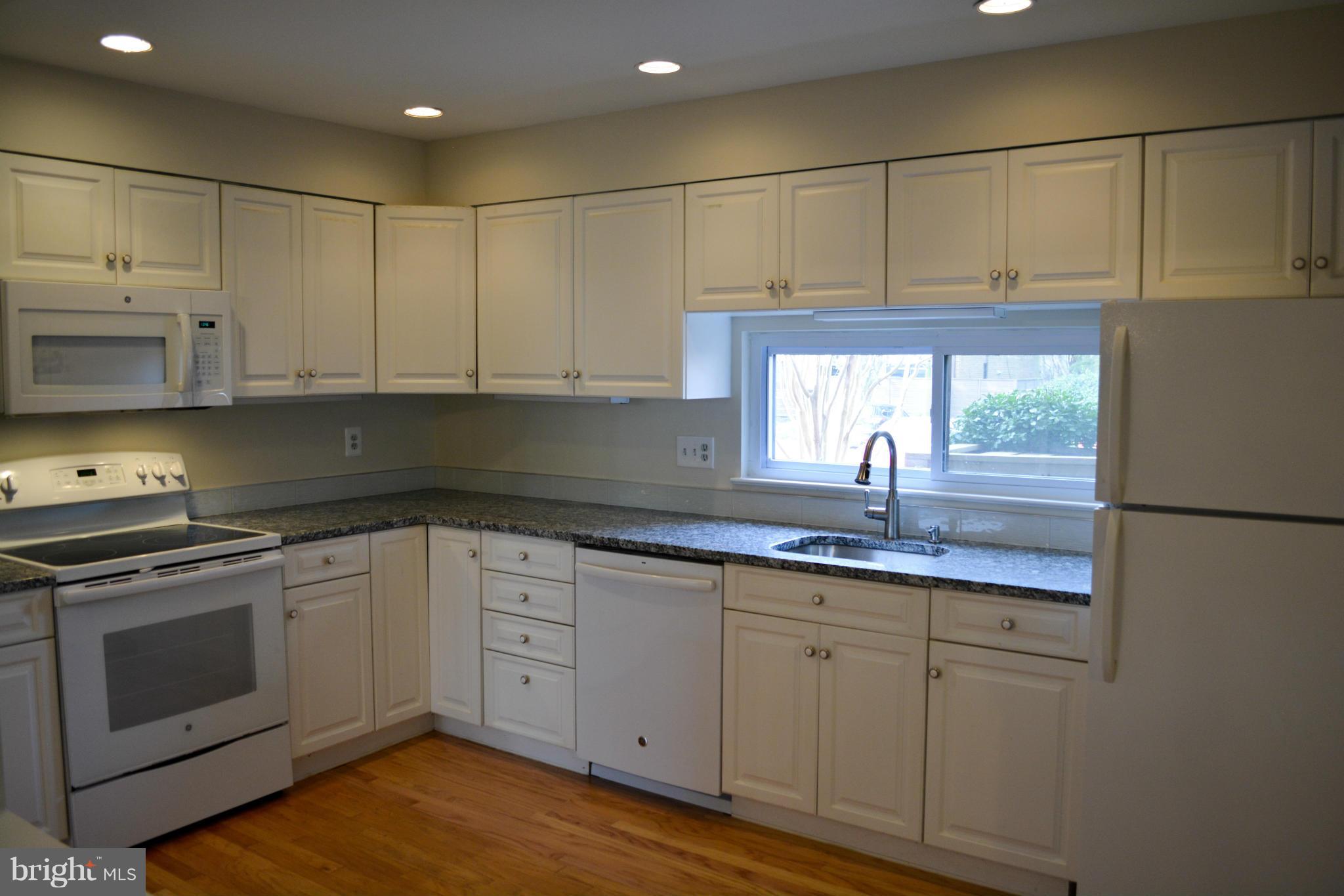 11606 Hunters Green Court Reston, VA 20191 - Photo 4 of 26 Kitchen