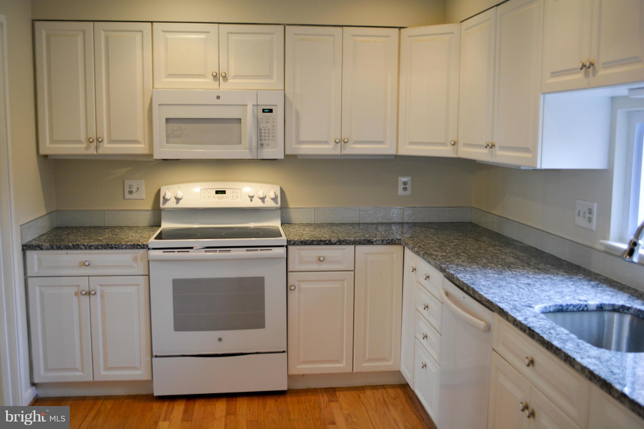 11606 Hunters Green Court Reston, VA 20191 - Photo 6 of 26 Kitchen