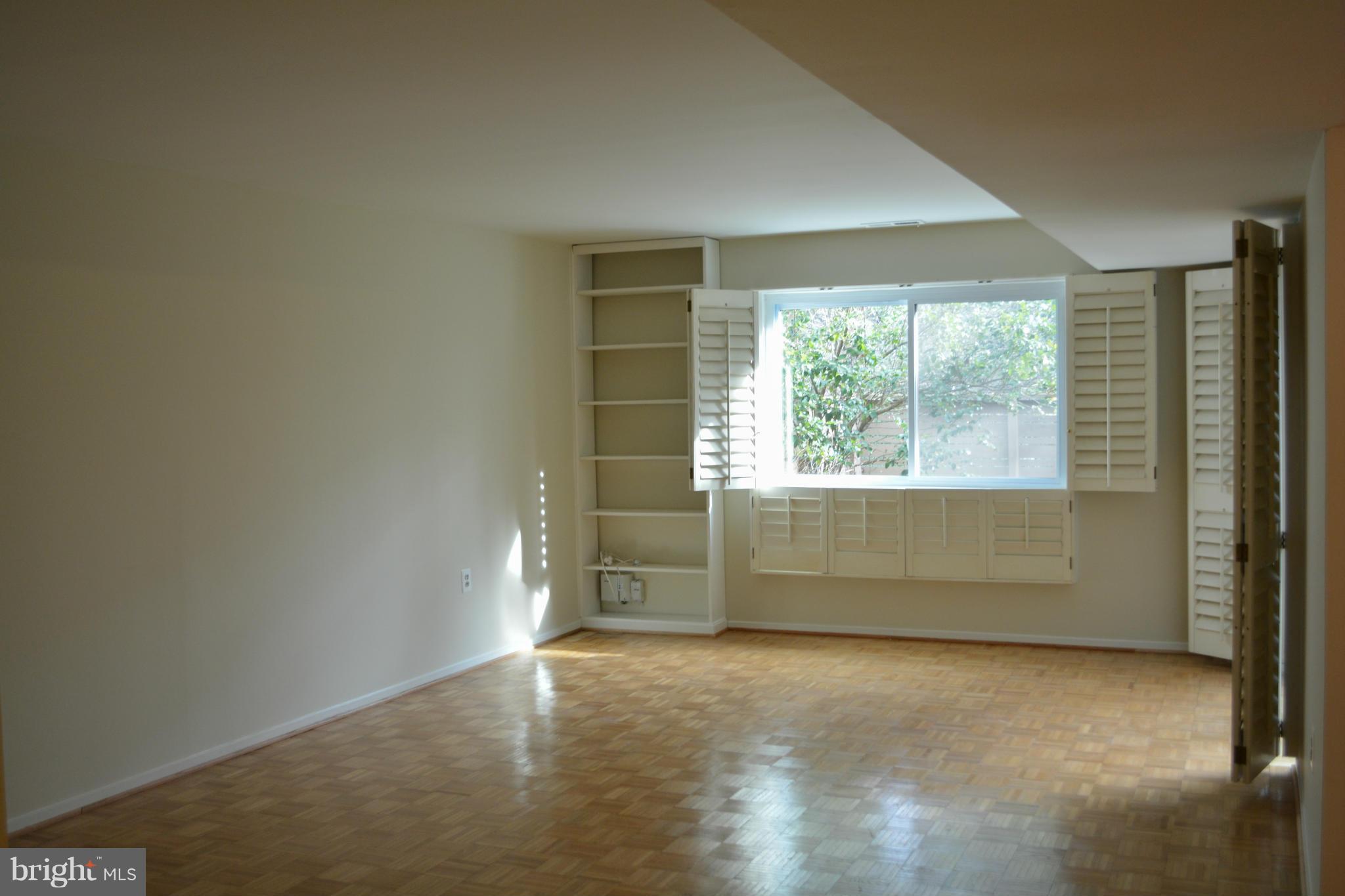 11606 Hunters Green Court Reston, VA 20191 - Photo 9 of 26 Living Room