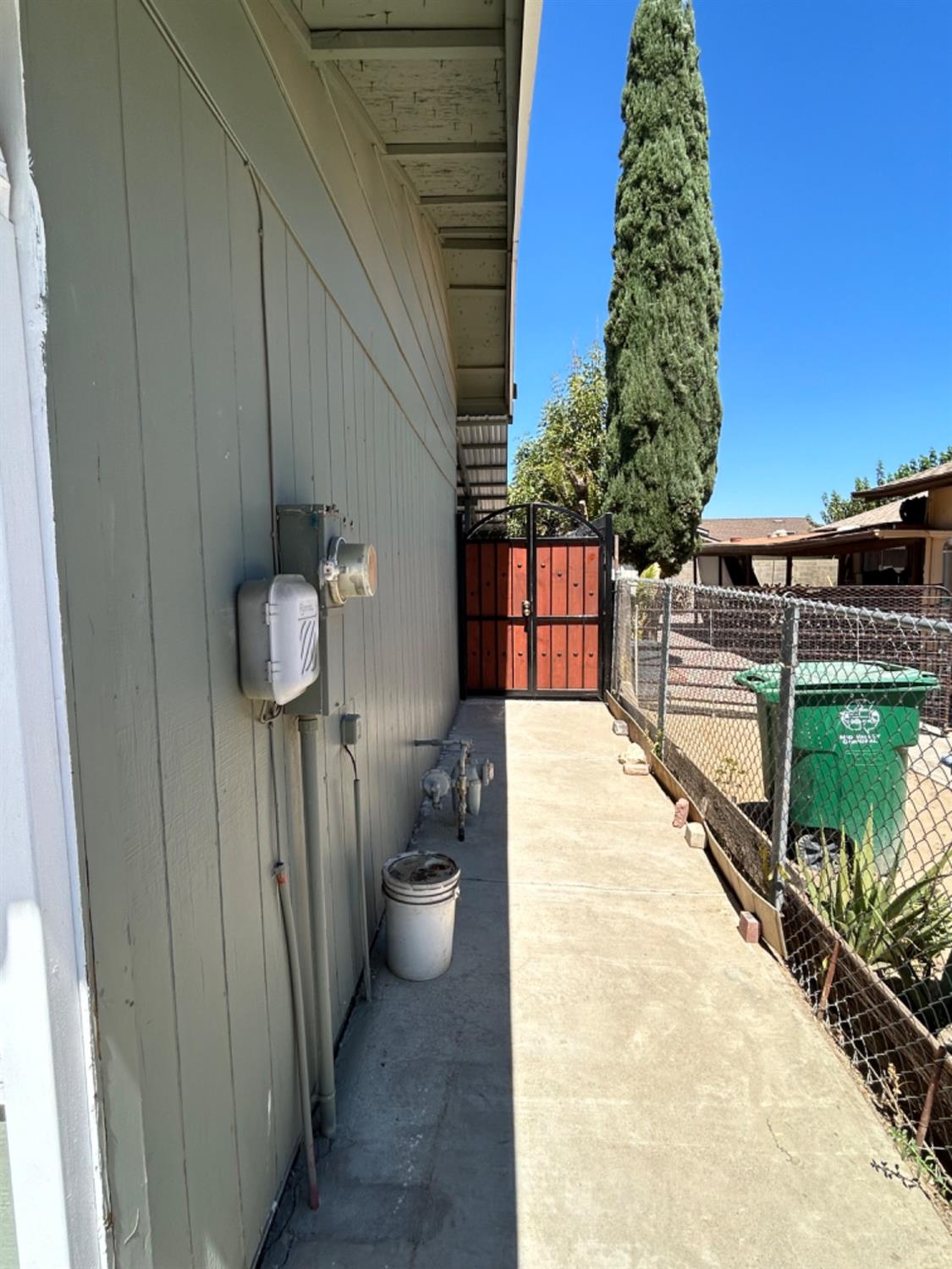 355 J Street Mendota, CA 93640 - Photo 17 of 21 a view of a patio with a table and chairs