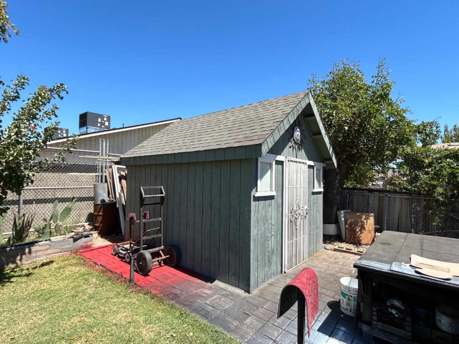 355 J Street Mendota, CA 93640 - Photo 20 of 21 a view of a house with backyard and sitting area