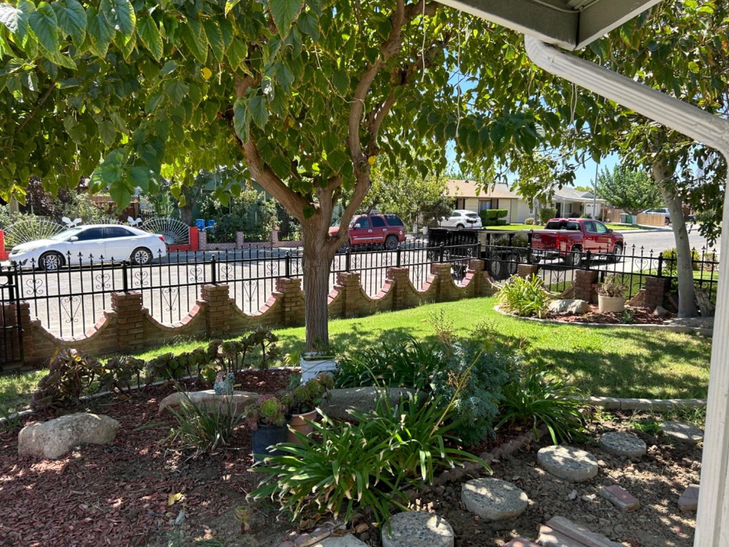 355 J Street Mendota, CA 93640 - Photo 4 of 21 a view of a backyard