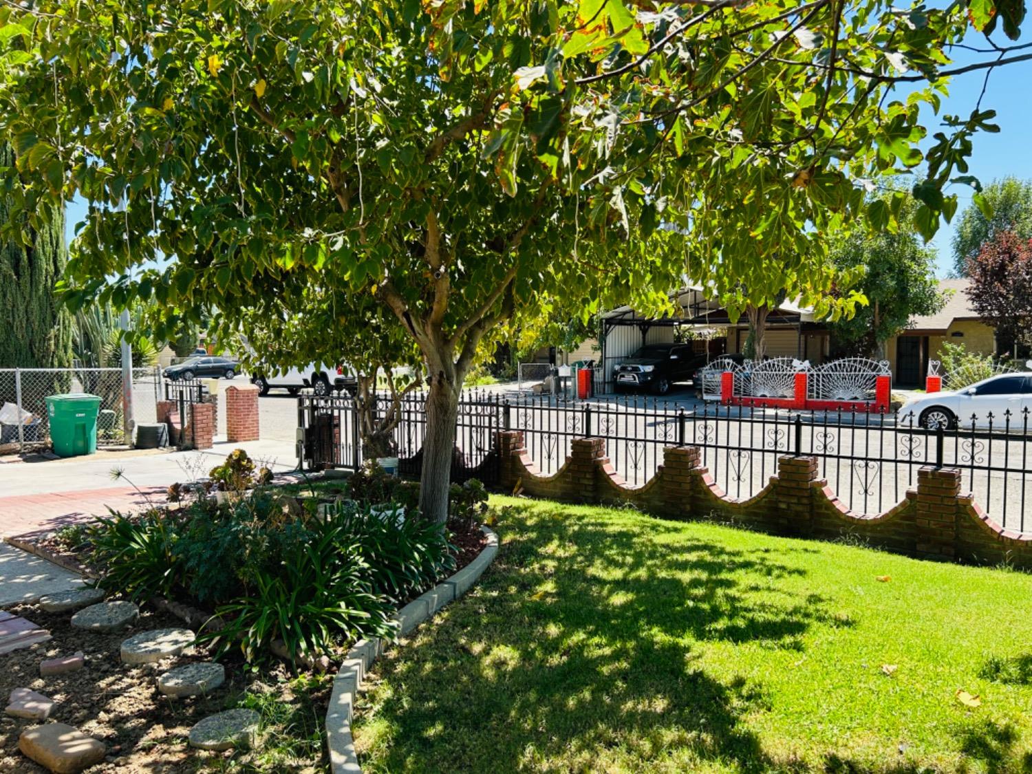 355 J Street Mendota, CA 93640 - Photo 5 of 21 a view of a garden with wooden fence