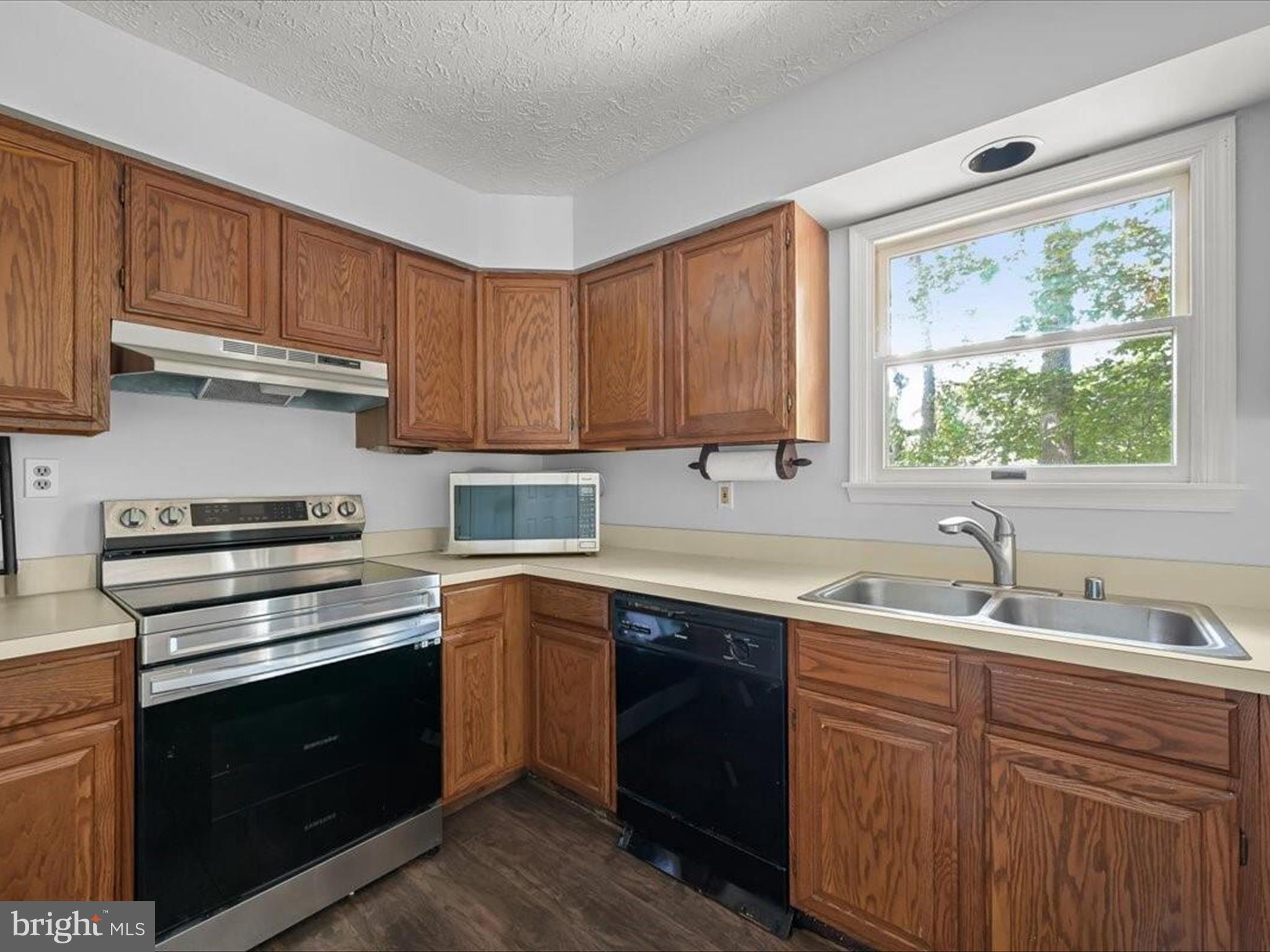 5220 Dewitt Road Halethorpe, MD 21227 - Photo 6 of 35 Eat-In Kitchen