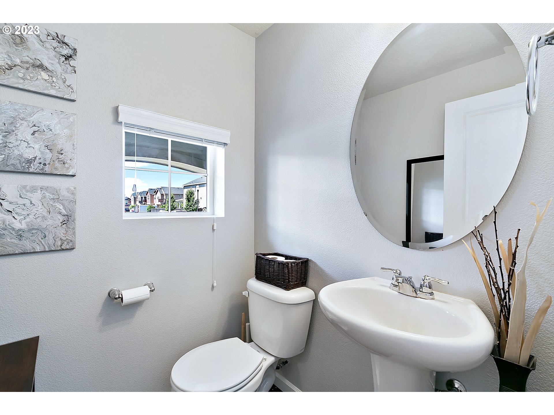 298 North 34th Court Ridgefield, WA 98642 - Photo 15 of 36 a bathroom with a toilet a sink and a mirror